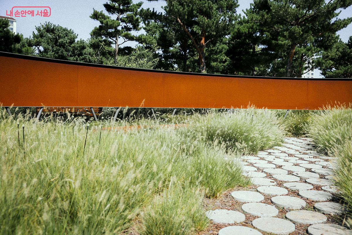 2024 서울국제정원박람회 작가정원B 동상 수상작 <심심해지다·명상하다·고마워하다>(Md Ashraful Azad 작가, 방글라데시) ©김아름