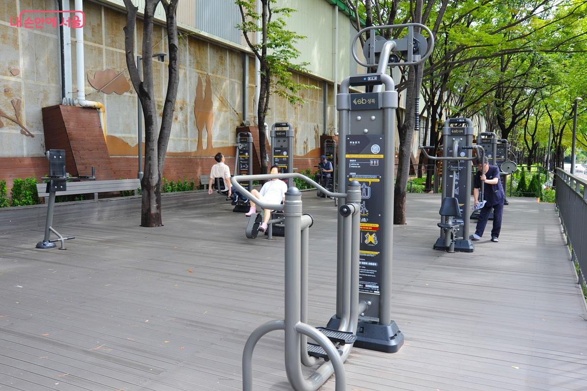 쉼터 옆에는 신형 운동기구 9종을 설치했다. &copy;조수봉