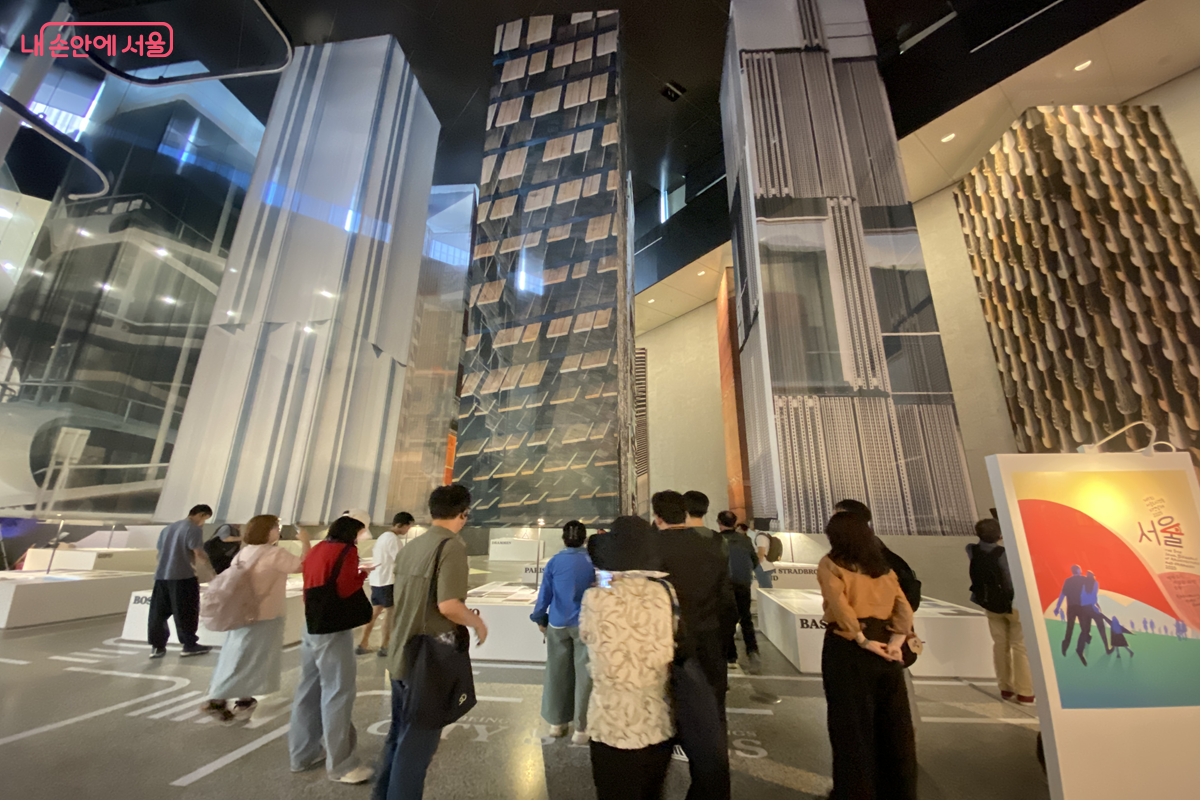 서울도시건축전시관 내부. 광화문 서포터즈로 활동하는 시민 30여 명이 사전투어에 참여했다. ©김경선