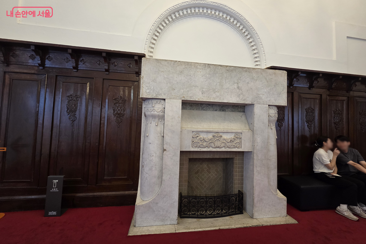 양식당의 고급스러워 보이는 벽난로도 볼 수 있다. ©장미화