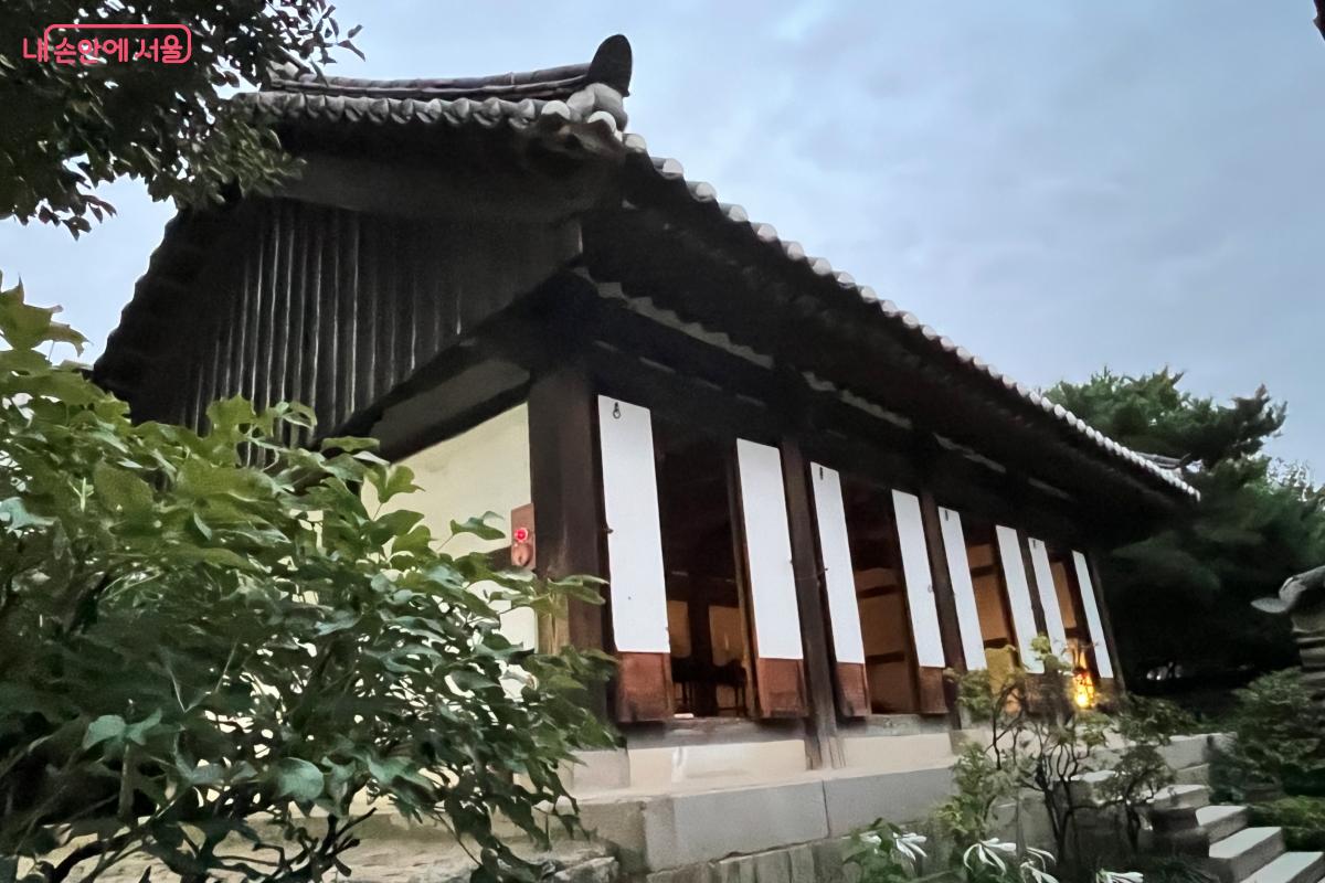 가장 위쪽 터에 위치한 해풍부원군 윤택영의 재실 ©김연희