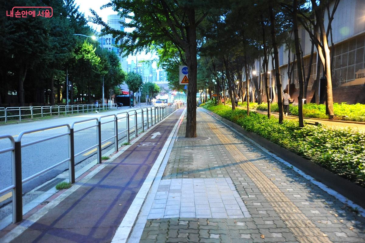 &lsquo;석계치유정원&rsquo;과 나란히 조성된 일반 보행로와 자전거도로 &copy;조수봉