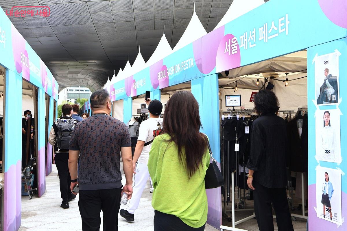 '2025 서울패션페스타'는 국내외 방문객들로 북적이며 성황리에 진행되었다. ©이봉덕