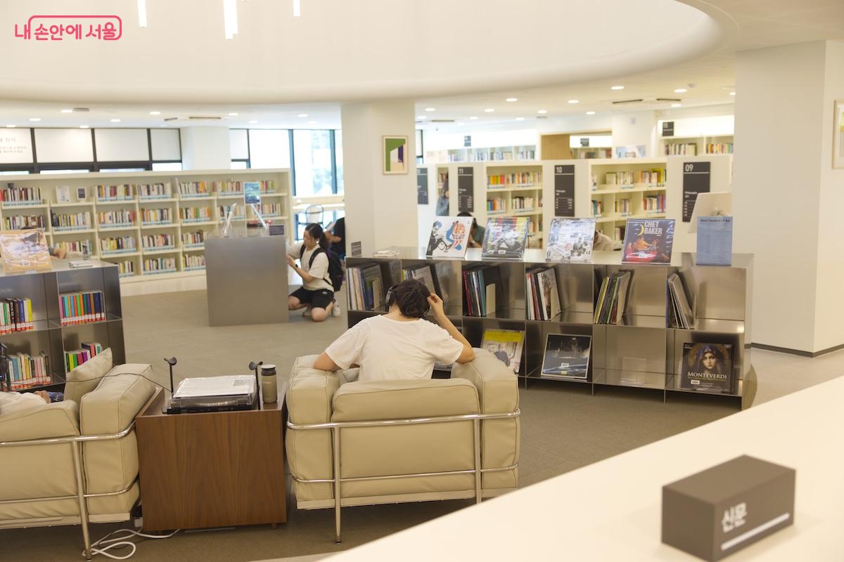 음악 감상을 즐길 수 있는 소리곳은 2층에 위치하고 있다. ©임중빈