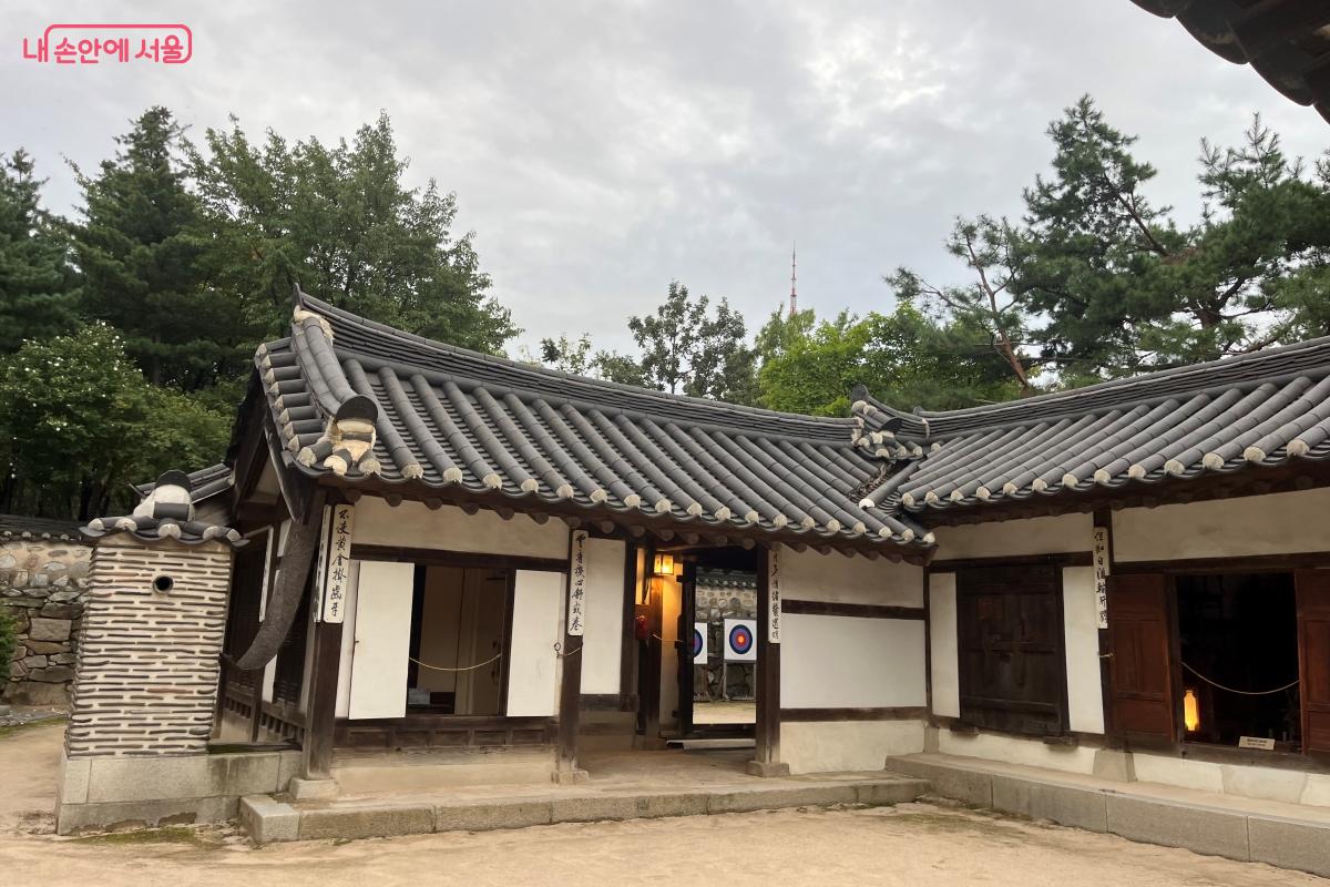 사랑채와 안채가 ㄱ자형으로 배치된 중소형 규모의 가옥 ©김연희