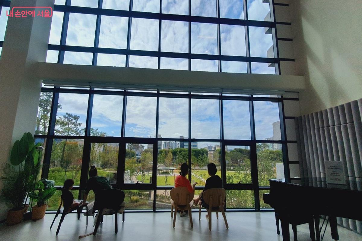 시원한 통창이 매력적인 북카페 ©엄윤주