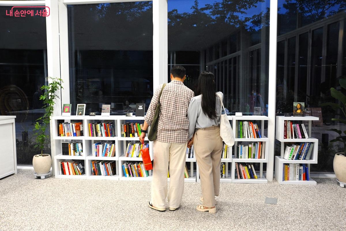 수변카페에는 누구나 자유롭게 이용할 수 있는 도서도 비치돼 있다. &copy;조수봉