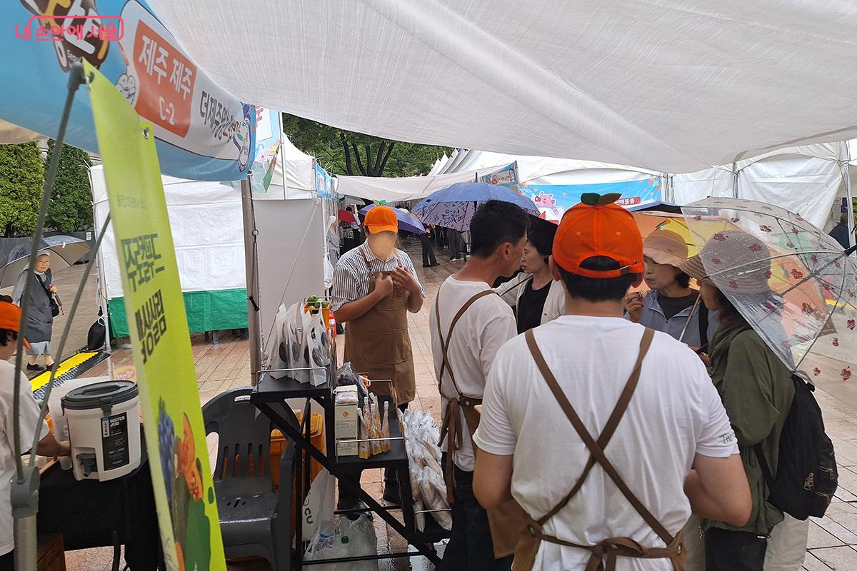 제주의 '로컬푸드 제주'는 청정 제주에서 자란 신선한 임·농·수·축산물을 이용한 다양한 먹거리를 선보여 구매자들의 발길을 이끌었다. ©백승훈