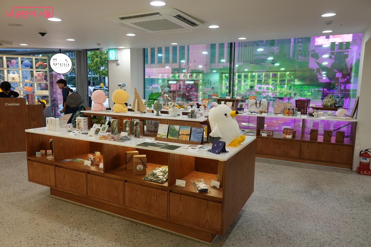 1층에 있는 지역 굿즈숍 ‘팔도보석 상점’ ©우현희