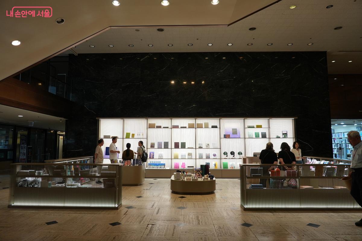 소장 유물에서 영감을 받은 특화상품과 서울 공식 굿즈 등 110여 종을 만나볼 수 있다. &copy;우현희