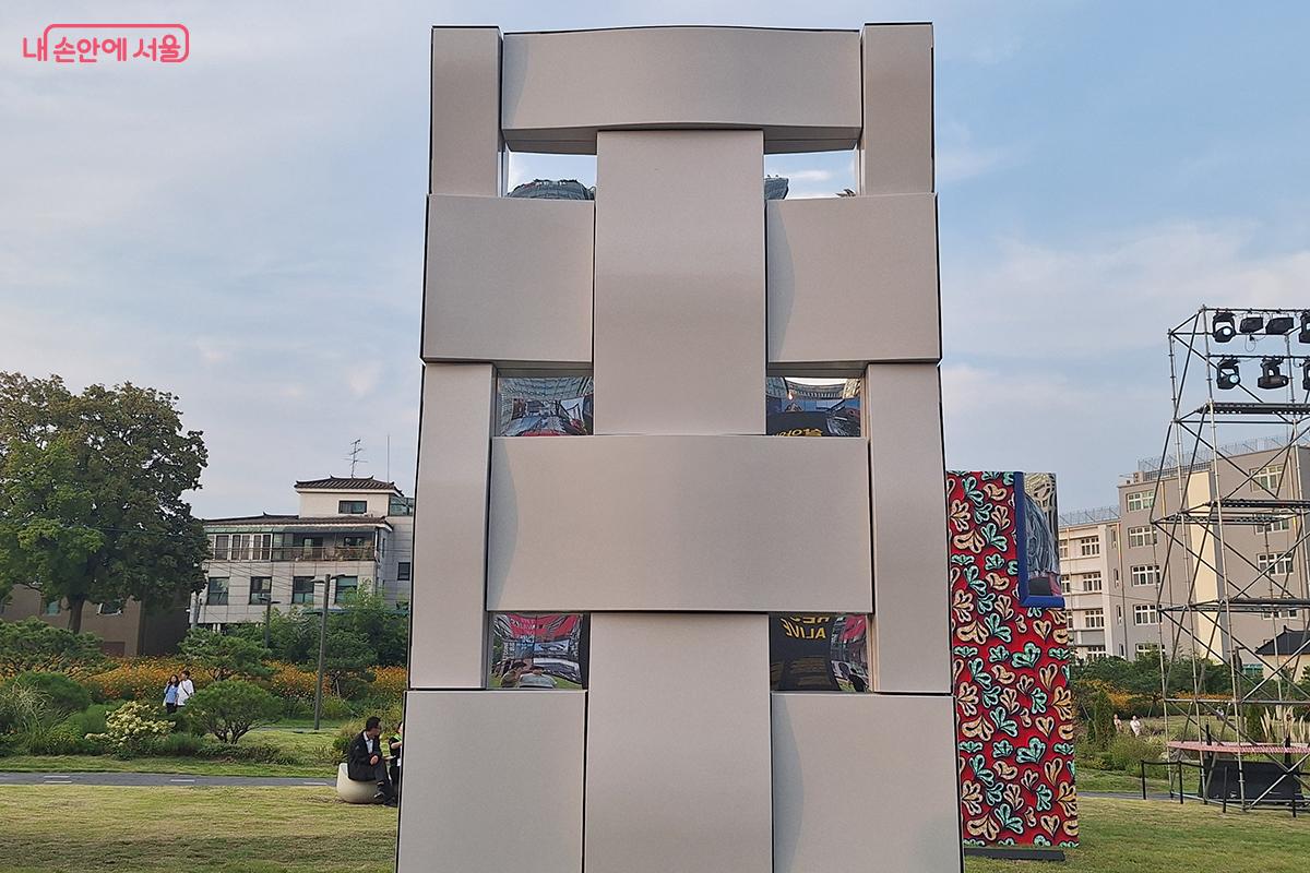 '교차점에서(THE INTERSECTION WALL)' 작품은 한국 카본이 교차점의 이미지에서 영감을 받아 만들었다.