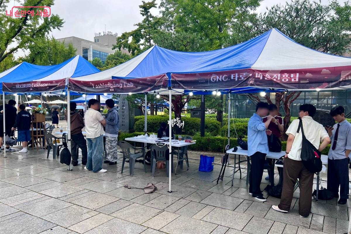 11개 동아리, 학생군사교육단, 아름다운 가게들이 준비한 부스존의 모습 ©민정기