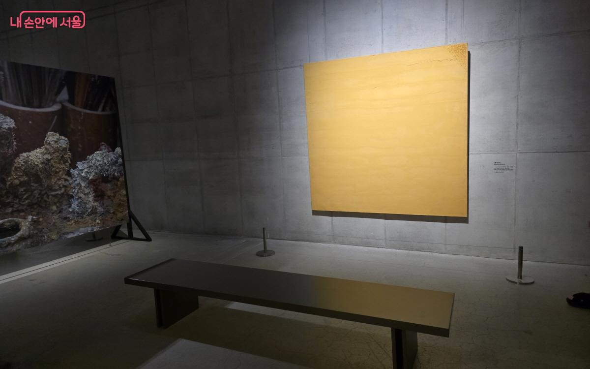 쉴 수 있는 공간과 작품을 온전히 앉아 감상할 수 있는 의자가 마련되어 있다. ©염지연