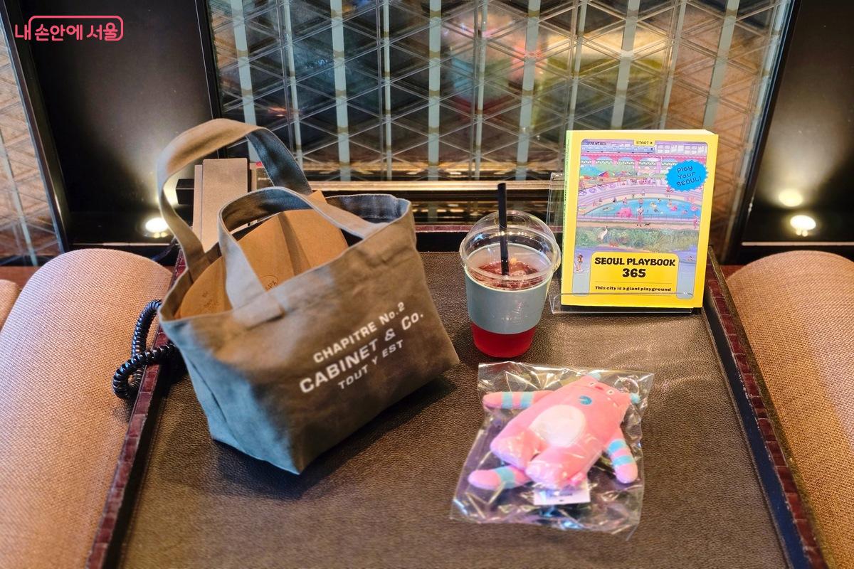 로비, 프론트 데스크, 이그제큐티브 라운지에는 서울의 매력을 담은 <플레이북 365> 영문판이 비치돼 있다. ©김은주