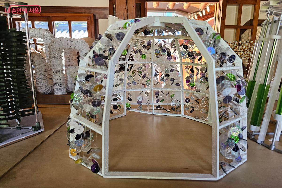 빛나는 외면 뒤에 숨겨진 깊은 이야기를 탐구하는 삼육대 ‘반짝임 뒤에 가려진 진실’ ©백승훈