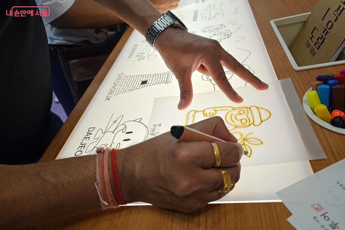 이 체험은 그림과 색깔로 자신의 여행 이야기를 표현하는 소중한 기회라 더욱 의미 깊다. ©이혜숙