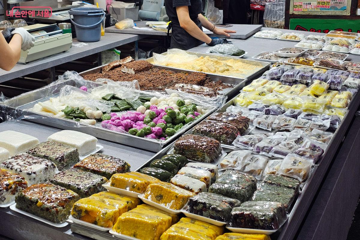 따끈한 떡도 만나볼 수 있다. &copy;홍혜수