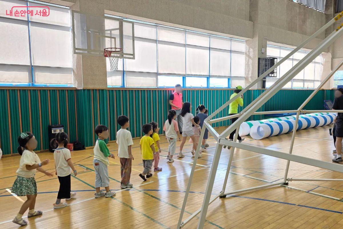 놀이 강사와 함께하는 시간에 아이들이 터널을 통과하기 위해 기다리고 있다. ©김민지