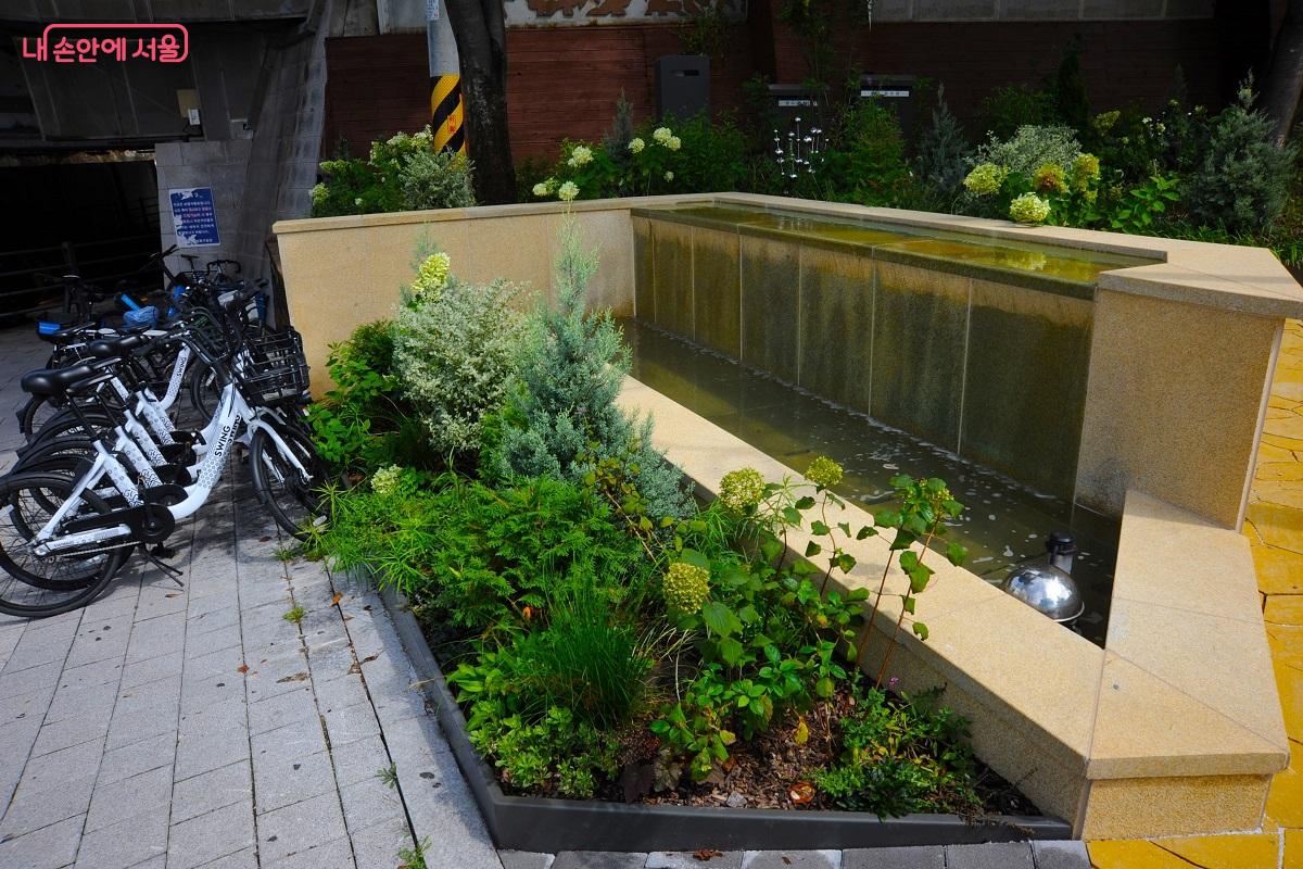 &lsquo;석계치유정원&rsquo;에는 갖가지 조형물과 화단을 조화롭게 배치했다. &copy;조수봉