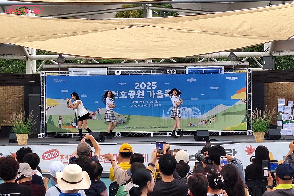 트로트 가수 강혜연의 축하무대가 축제의 분위기를 한껏 고조시킨다.