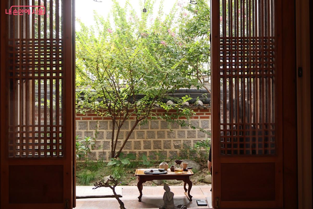 한옥 창 살을 통해 바라 본 정원의 모습은 동양화 한 폭이 되었다. ©이봉덕 