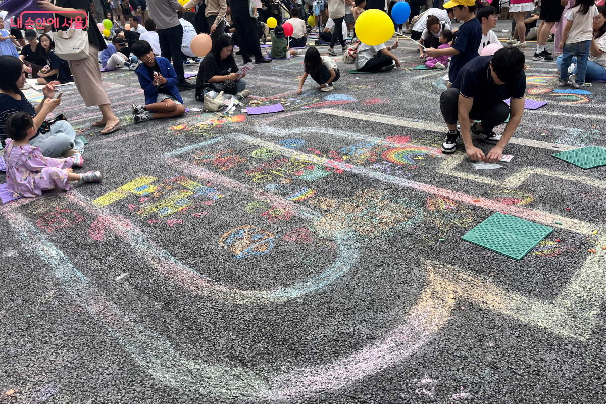 반포대로가 거대한 캔버스로 변신한 ‘지상 최대 스케치북’ ©김연희