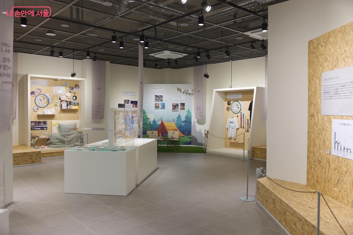 2층 기획전시실1에서 열리고 있는 <아주 보통의 주말> 전시의 모습 &copy;임중빈