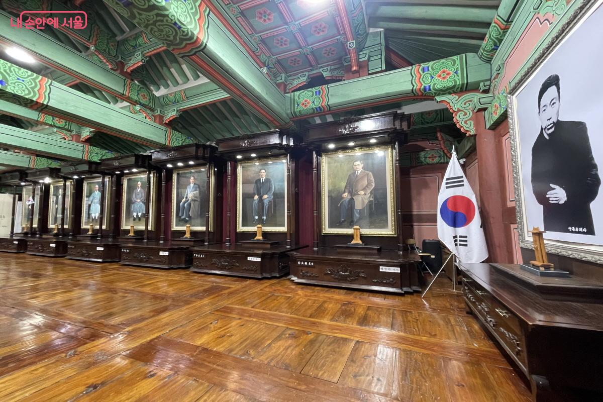 순국선열 여덟 분의 영정을 모신 의열사 내부 ©이정민
