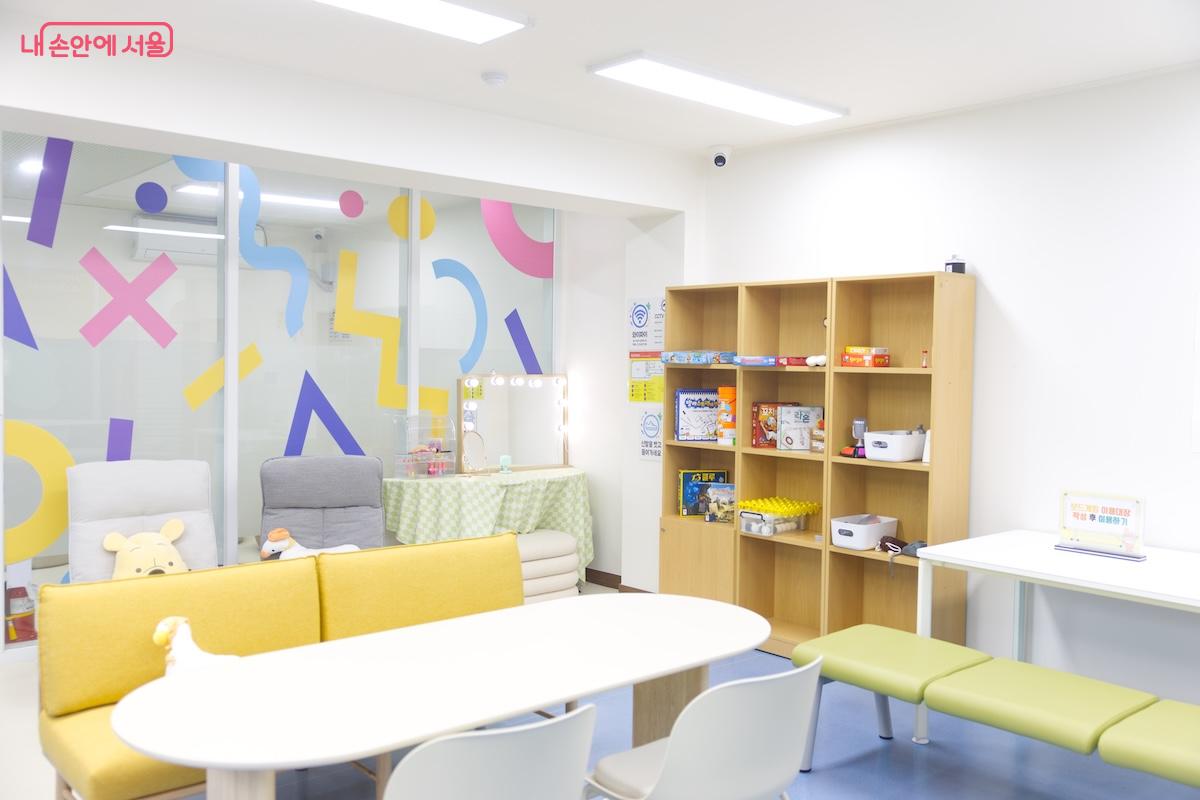 오후 20시까지 운영하여 청소년들이 하교 후에도 이용할 수 있을 것 같다