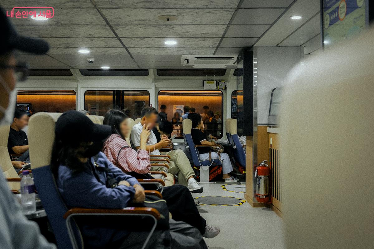 선내는 승객들로 가득 찼다. ©김아름