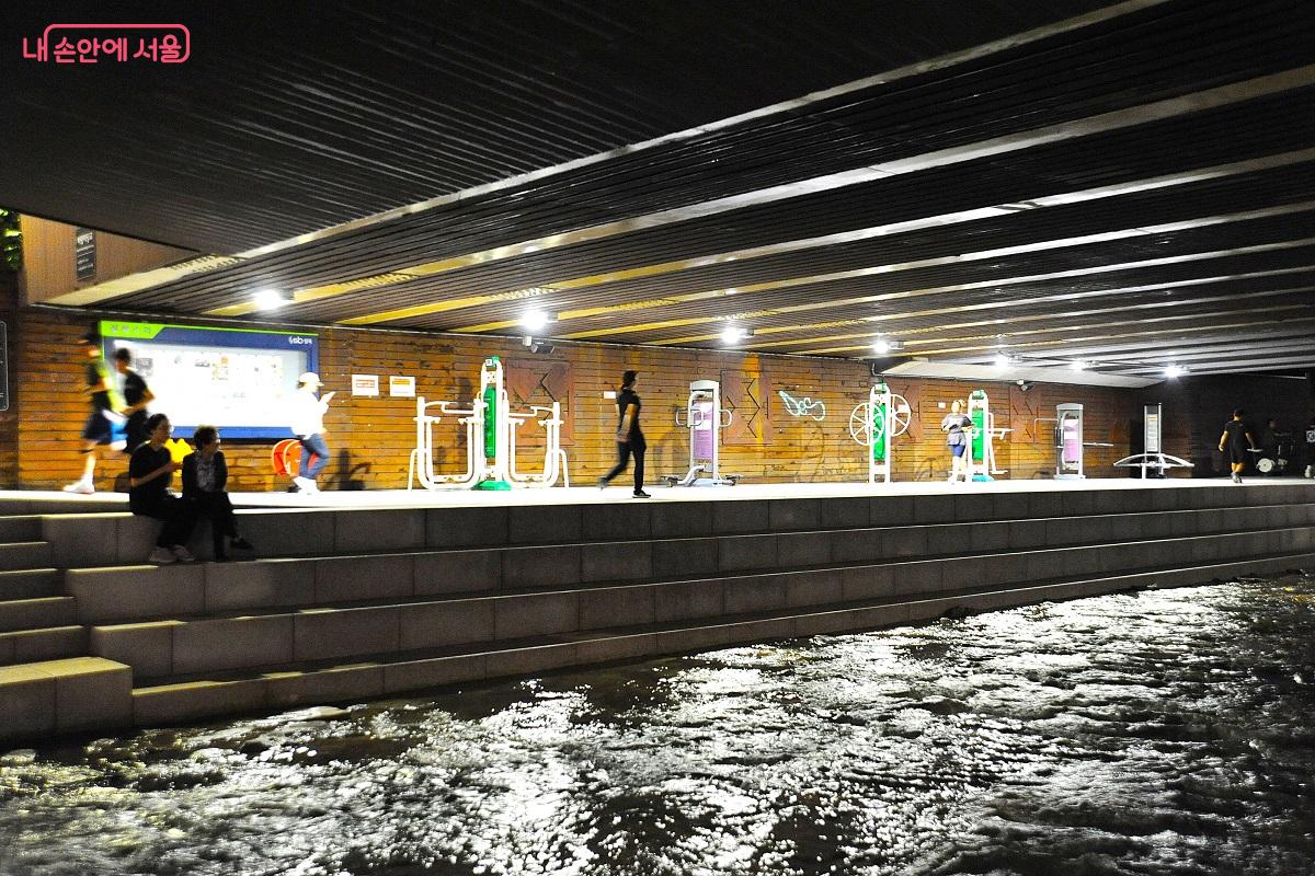 바람마당 하부에는 운동기구를 설치하고 조명을 밝혀 야간에도 주민들이 많이 이용하는 공간이 됐다. &copy;조수봉