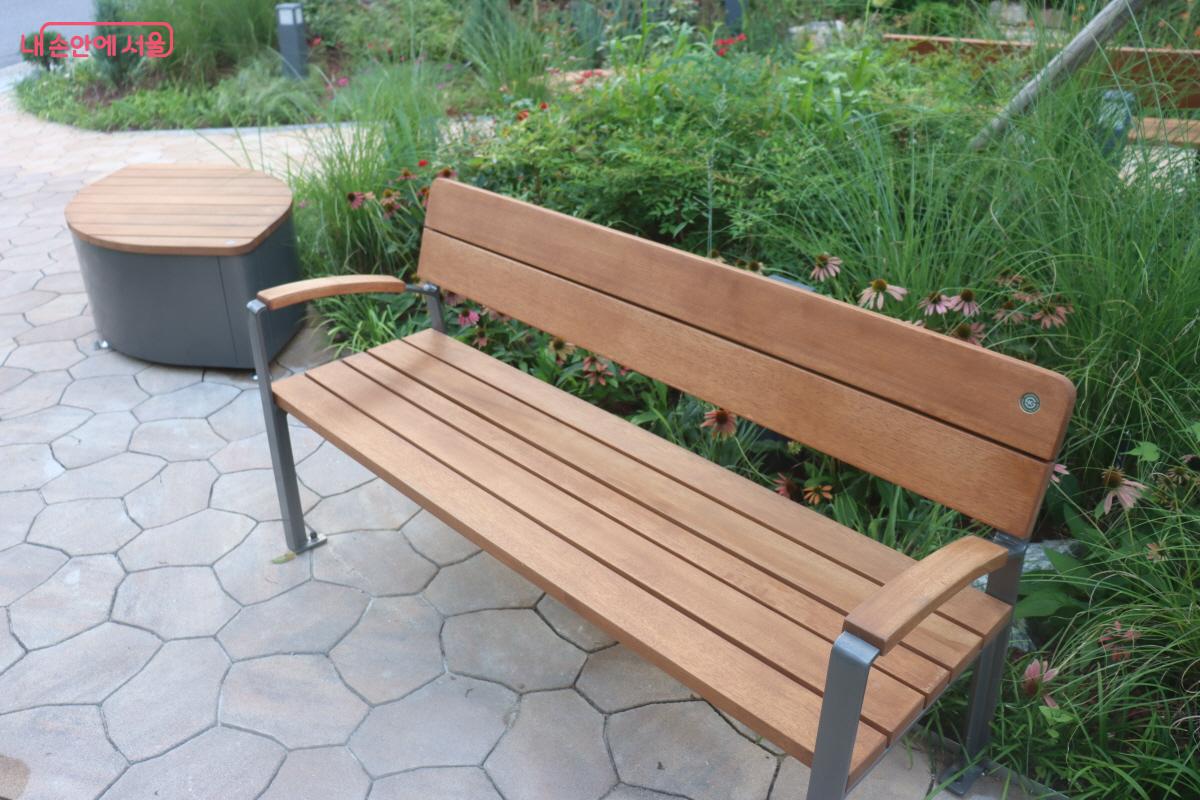 정원 벤치에 앉아 잠시 쉬어갈 수 있다. ©조송연