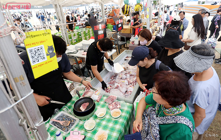 2024년 서울광장 장터에서 시민들이 특산물을 시식하고 구매하는 모습