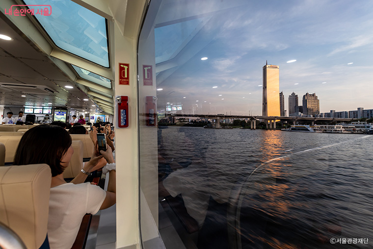 한강버스를 타고 한강 위에서 바라본 서울 여의도 풍경