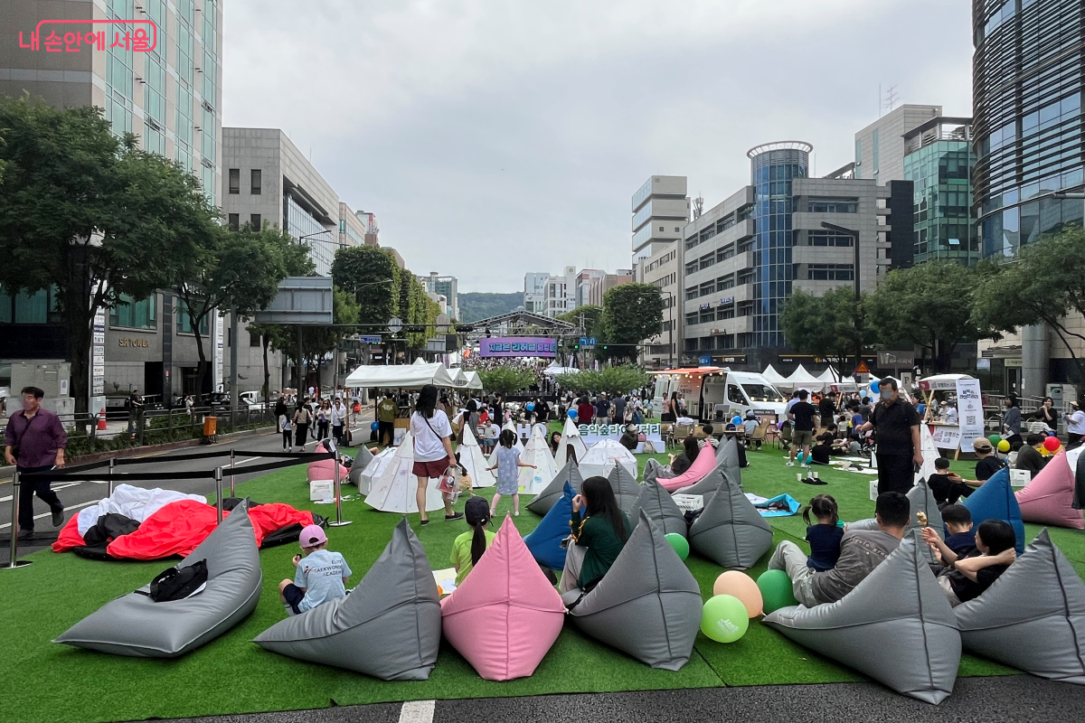 힐링 공간에서 휴식을 취하며 축제를 즐기고 있다. ©김연희