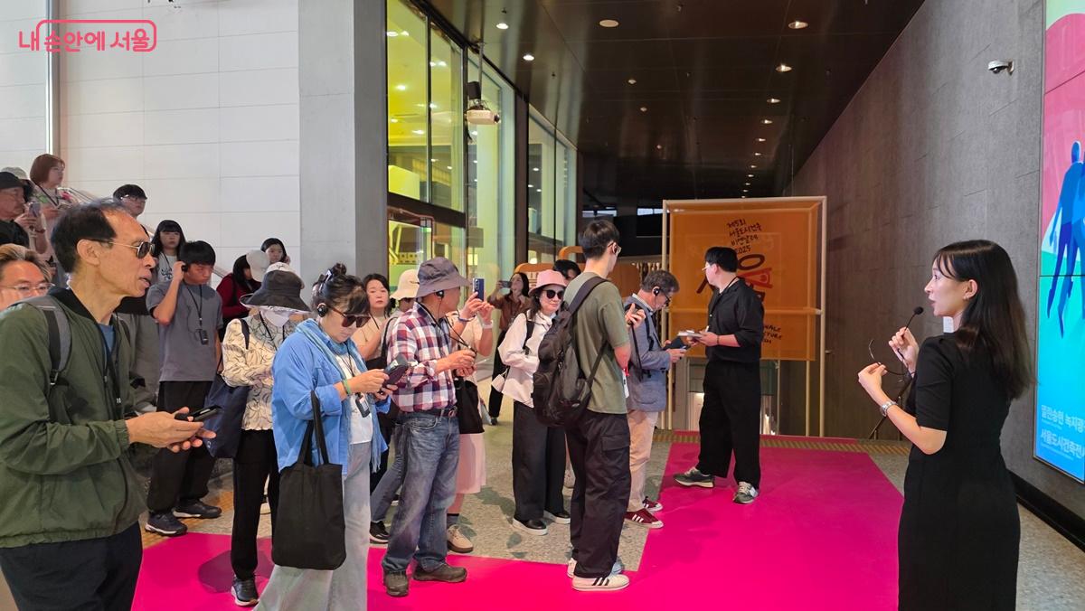 제5회 서울도시건축비엔날레의 도슨트, 전시 이해에 도움을 준다. ⓒ최용수