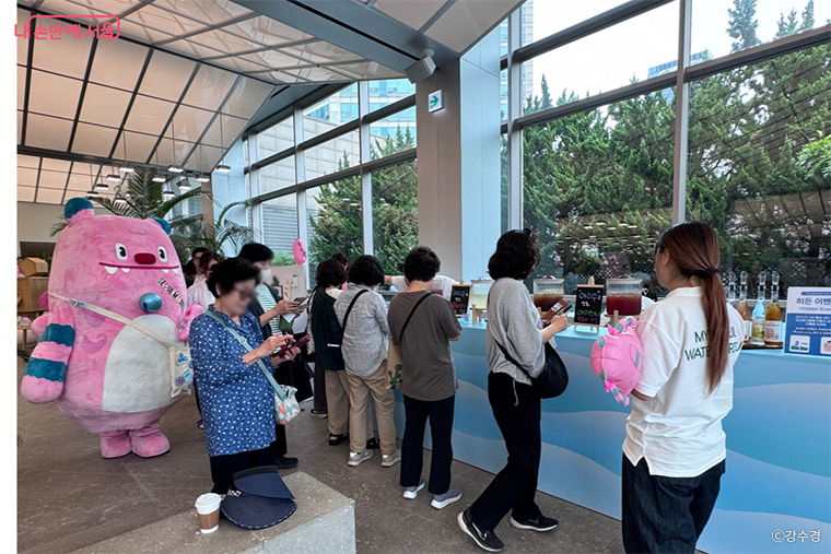 아리수로 만든 음료를 맛볼 수 있는 체험