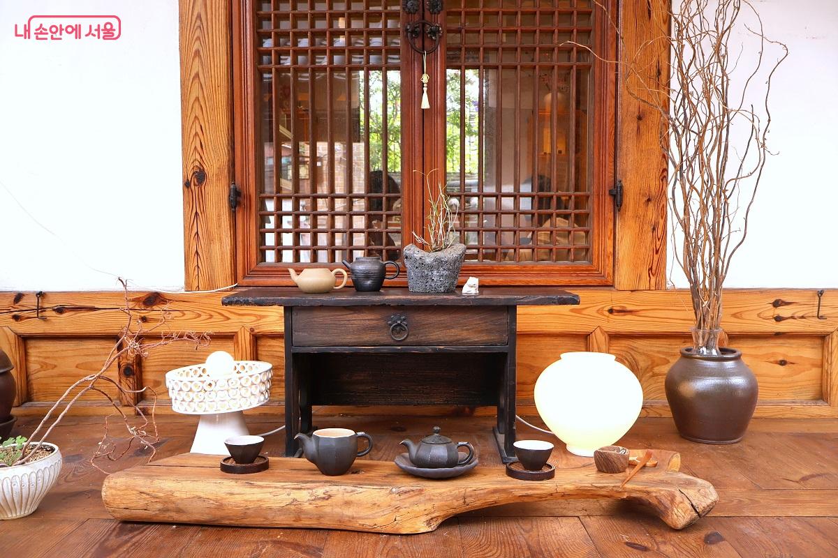 북촌라운지 토방 마루에 앉아 차를 마시며 여유를 만끽하고 있는 방문객들 ©이봉덕