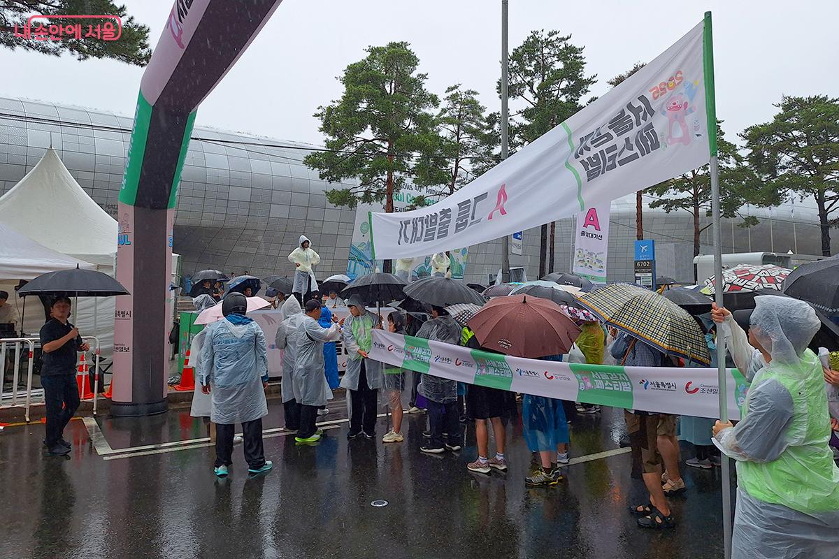 '2025 서울 걷자 페스티벌' 이 9월 28일 동대문디자인플라자(DDP)에서 광화문광장까지 거리에서 열렸다. 