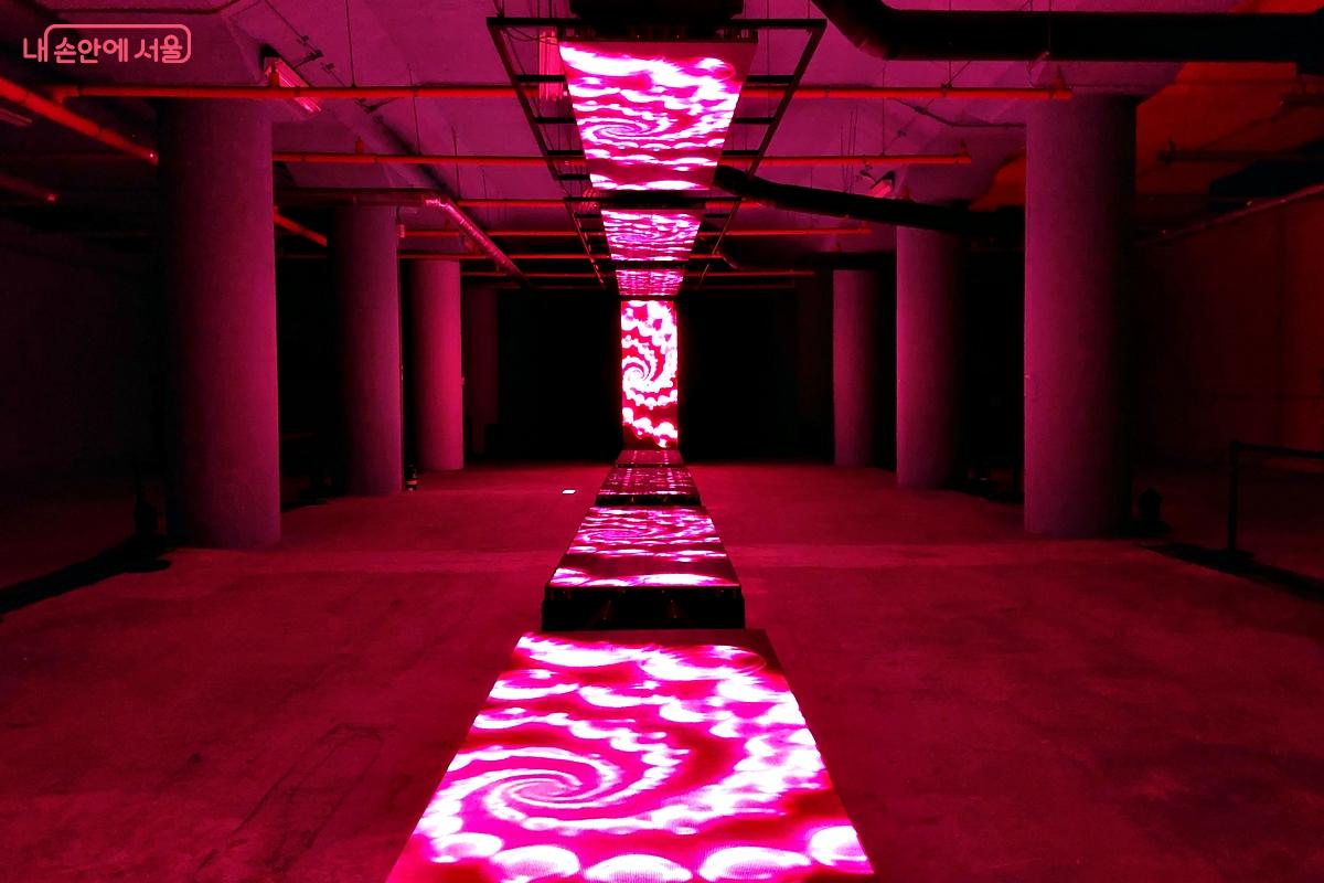 6인의 디자이너(뉴이뉴욕, 키셰리헤, 세인트이고, 커넥트엑스, 악필, 딜레탕티즘)가 자신의 브랜드 철학을 AI를 통해 해석한 결과물을 전시하고 있다. ©정향선