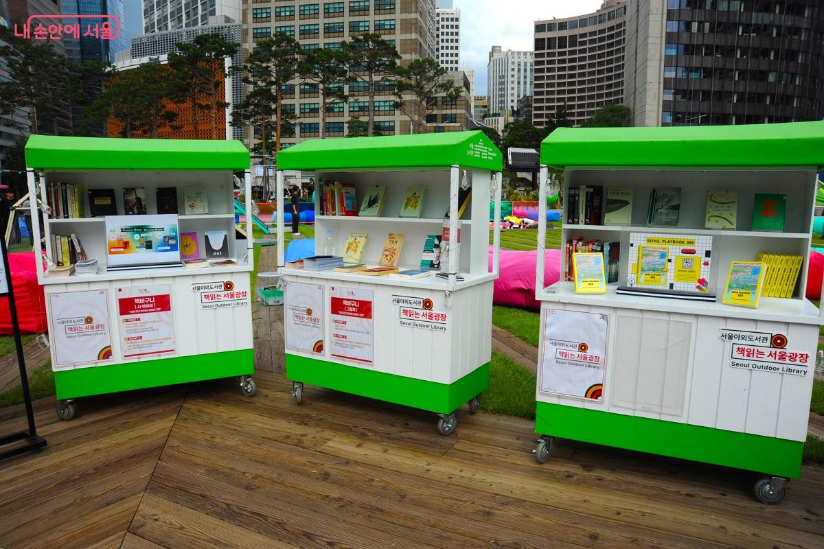 늘어난 외국인 방문객들을 위해 <서울 플레이북 365>와 외국 서적을 비치했다. &copy;조수봉
