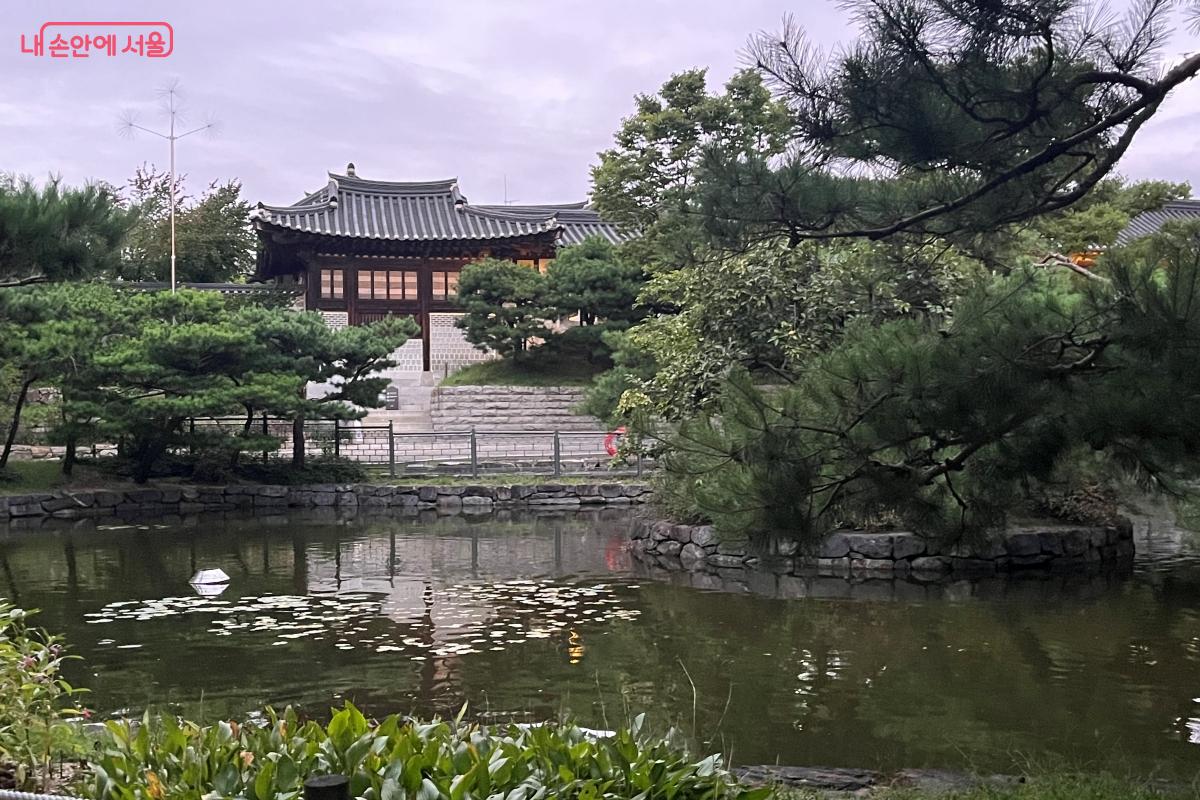 전통정원 내 청학지, 한옥과 어우러져 아름다운 경치를 이룬다. ©김연희