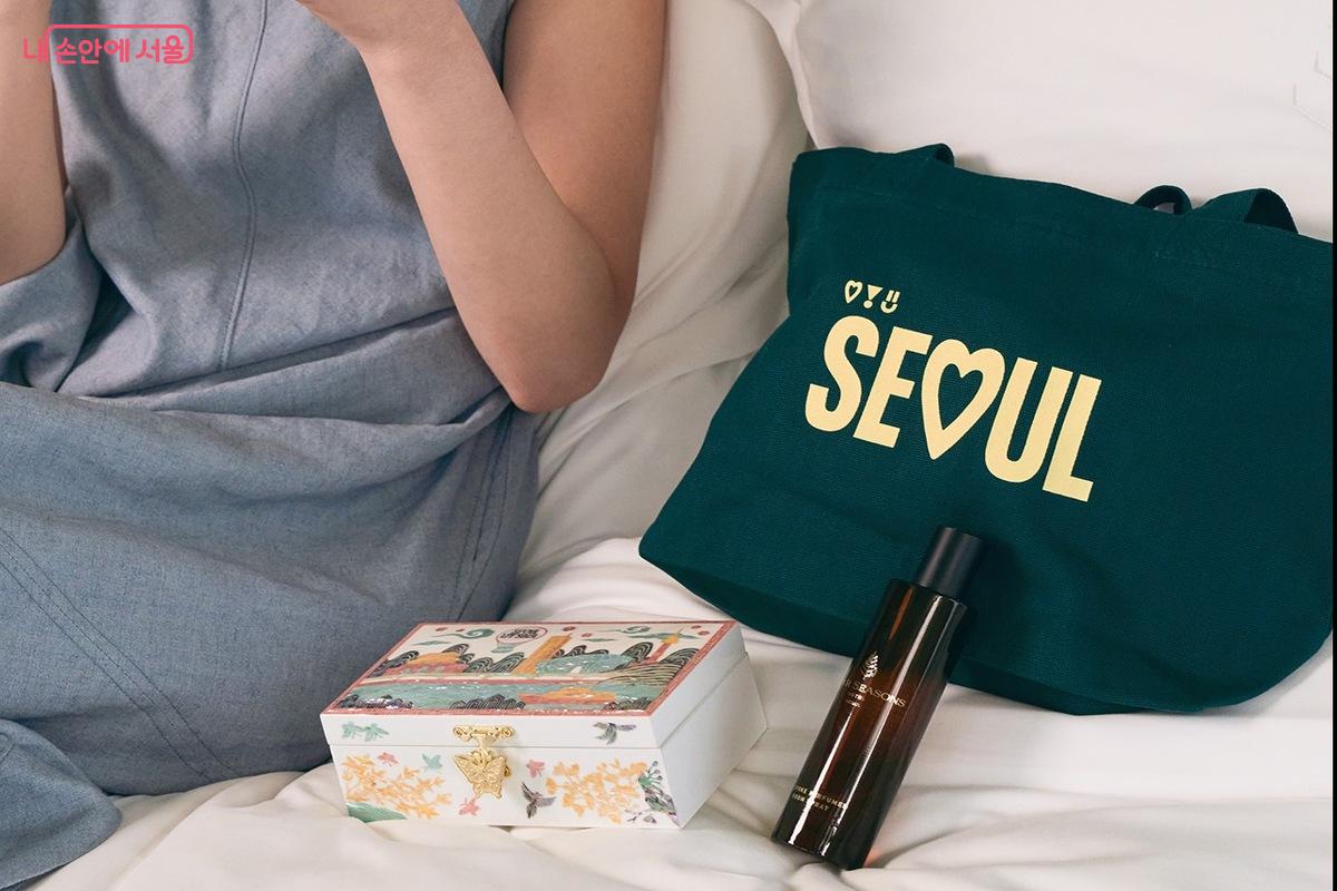 객실 패키지에는 숙박, 조식 뷔페, 한국식 사우나, 서울마이소울 굿즈 세트, 호텔 시그니처 룸 스프레이를 담은 선물 박스가 제공된다. ©포시즌스 호텔 서울