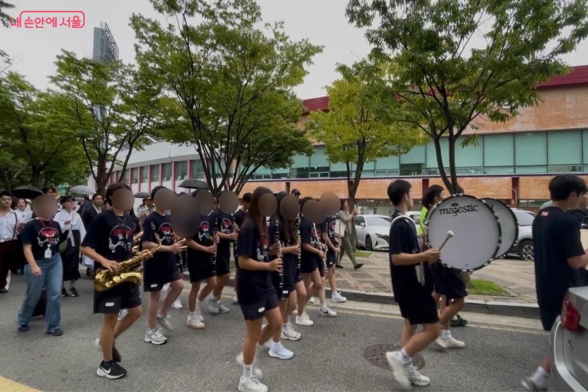 용산국제학교 밴드가 행진곡을 연주하며 퍼레이드를 선보였다. ©이정민