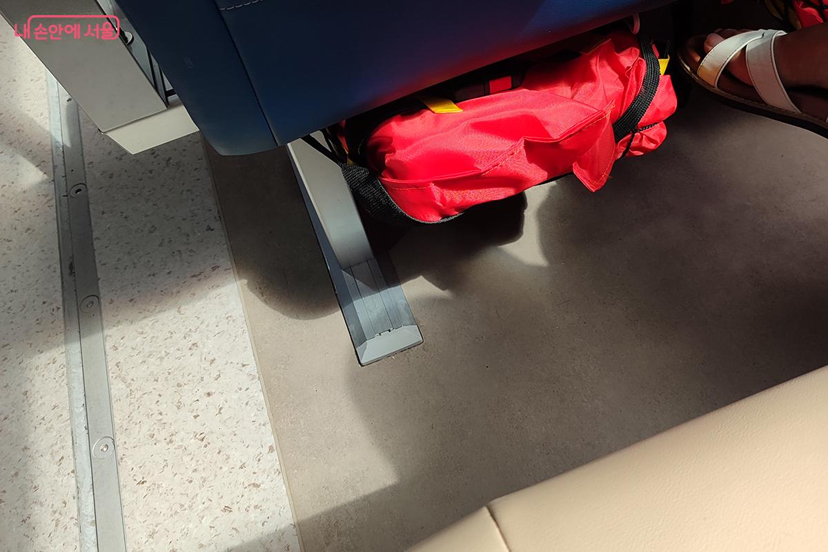 의자 밑에 위급시 사용할 구명 조끼가 있다. ⓒ정승환