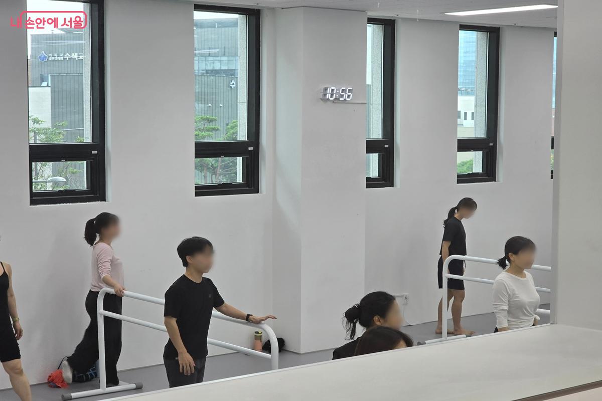 발레와 재활 운동을 결합한 '메디컬 바레' 수업 모습 ©강사랑