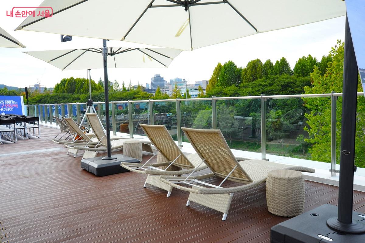 수변문화쉼터 루프탑의 선베드 설치 공간 &copy;조수봉
