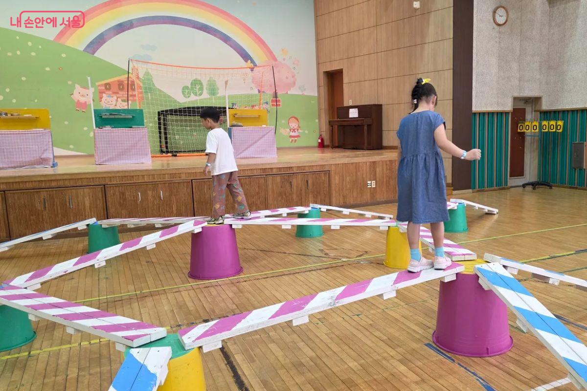 아슬아슬해 보이는 외나무다리도 아이들은 균형을 잡아가며 잘 건넜다. ©김민지