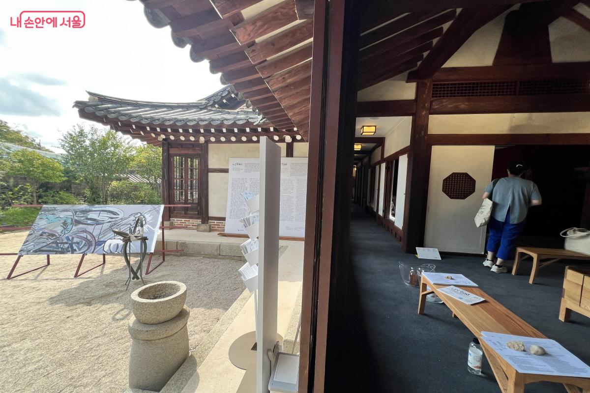 작품도 멋있지만 한옥 그 자체가 또 다른 작품이 되어 보는 즐거움이 배가 된다. ©박지영