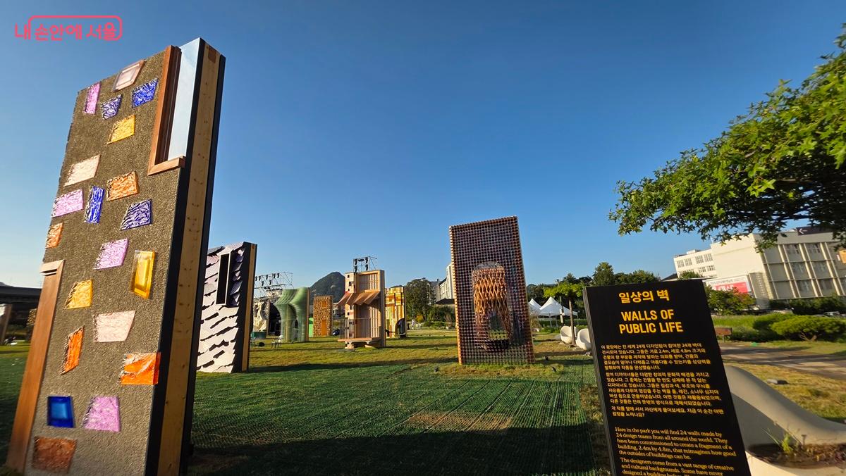 제5회 서울도시건축비엔날레 주제전의 하나인 일상의벽 전시장 모습 ⓒ최용수
